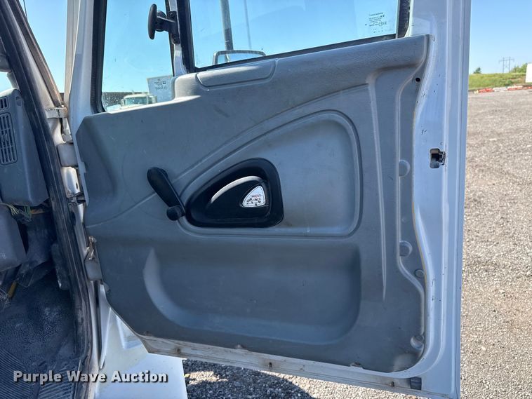 image for item ET6120 2007 International 4300 truck cab and chassis