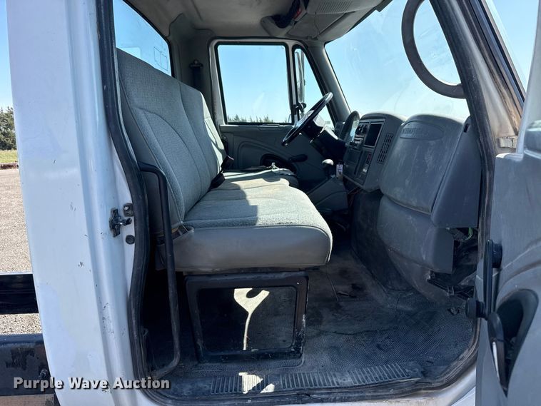 image for item ET6120 2007 International 4300 truck cab and chassis