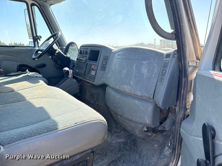 image for item ET6120 2007 International 4300 truck cab and chassis