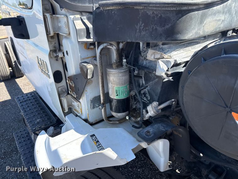 image for item ET6120 2007 International 4300 truck cab and chassis