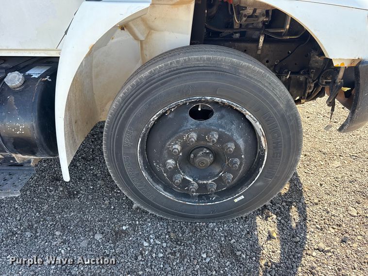 image for item ET6120 2007 International 4300 truck cab and chassis