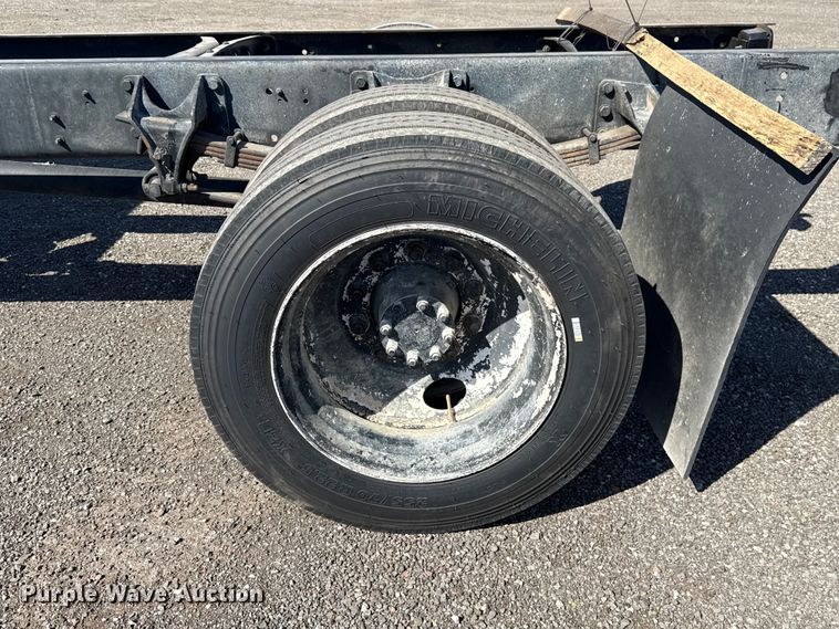 image for item ET6120 2007 International 4300 truck cab and chassis