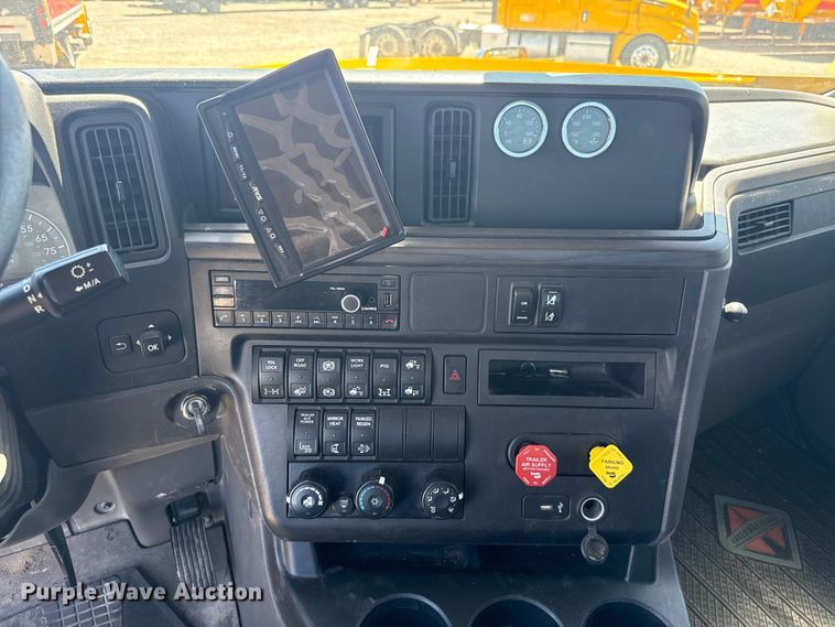 image for item ET6128 2024 International LT625 semi truck