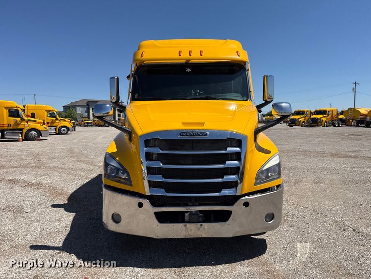 image for item ET6129 2021 Freightliner Cascadia 126 semi truck