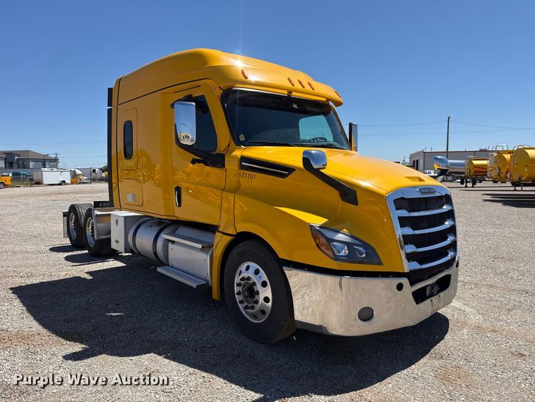 image for item ET6129 2021 Freightliner Cascadia 126 semi truck
