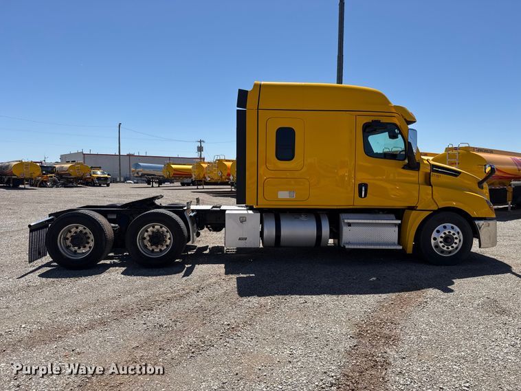 image for item ET6129 2021 Freightliner Cascadia 126 semi truck