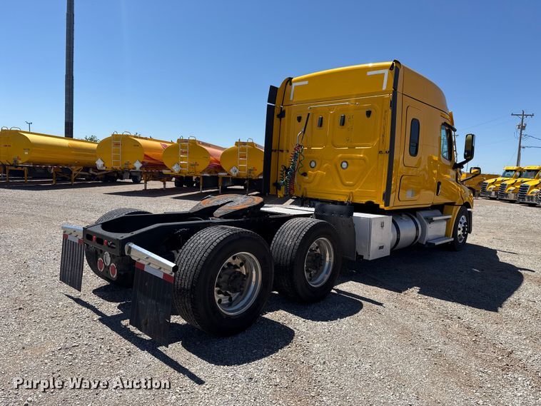 image for item ET6129 2021 Freightliner Cascadia 126 semi truck