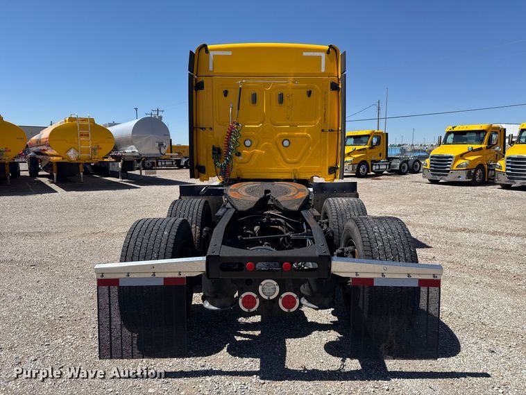 image for item ET6129 2021 Freightliner Cascadia 126 semi truck