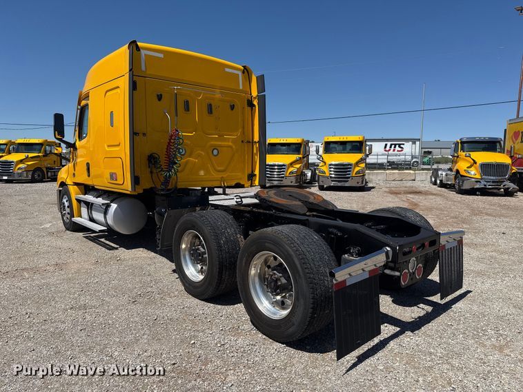 image for item ET6129 2021 Freightliner Cascadia 126 semi truck