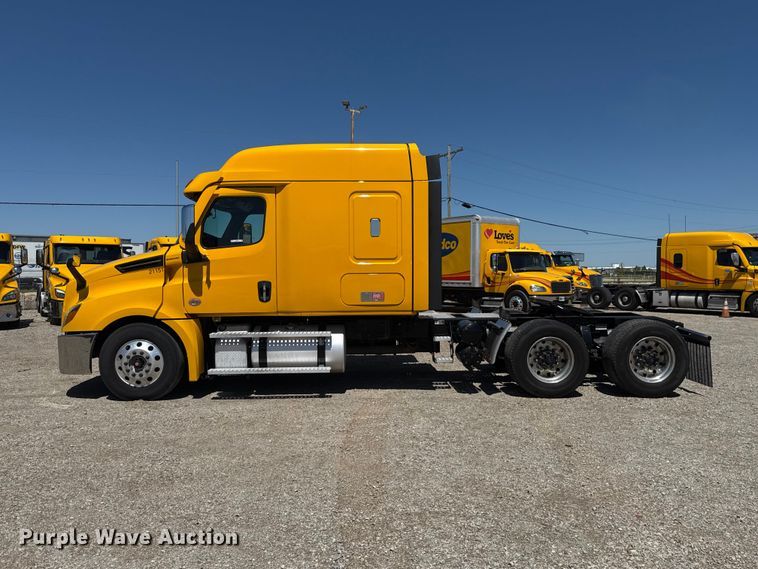 image for item ET6129 2021 Freightliner Cascadia 126 semi truck