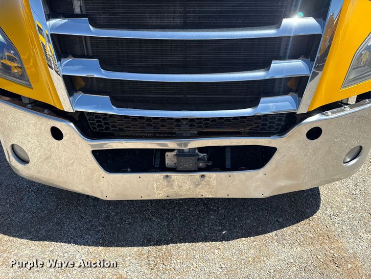 image for item ET6129 2021 Freightliner Cascadia 126 semi truck