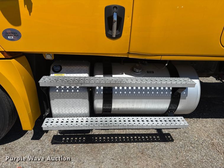 image for item ET6129 2021 Freightliner Cascadia 126 semi truck