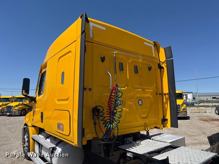 image for item ET6129 2021 Freightliner Cascadia 126 semi truck