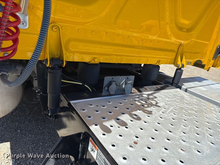 image for item ET6129 2021 Freightliner Cascadia 126 semi truck