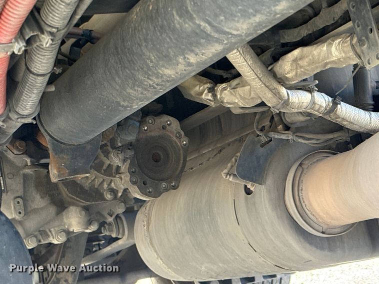 image for item ET6129 2021 Freightliner Cascadia 126 semi truck