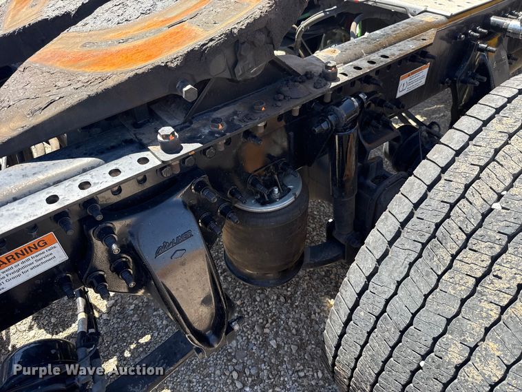 image for item ET6129 2021 Freightliner Cascadia 126 semi truck