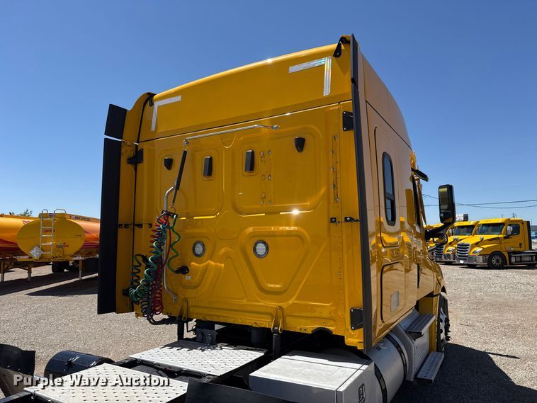image for item ET6129 2021 Freightliner Cascadia 126 semi truck