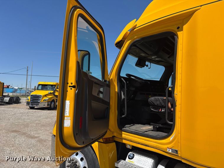 image for item ET6129 2021 Freightliner Cascadia 126 semi truck