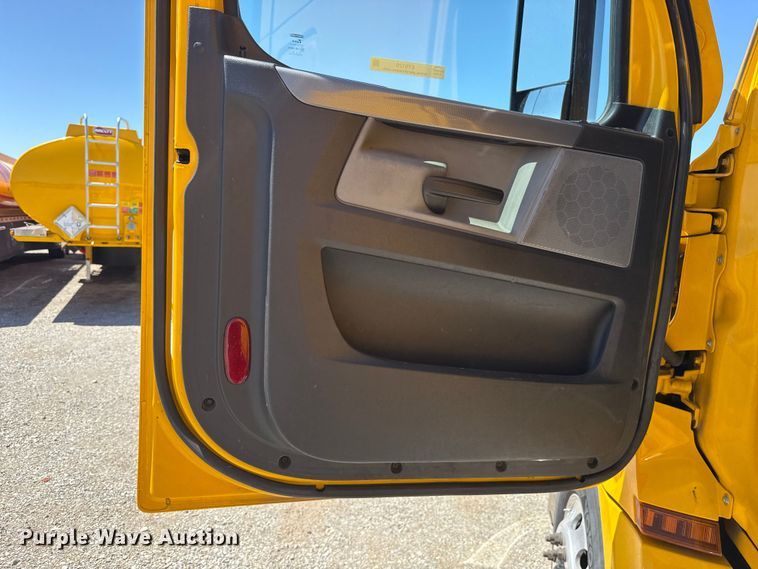 image for item ET6129 2021 Freightliner Cascadia 126 semi truck