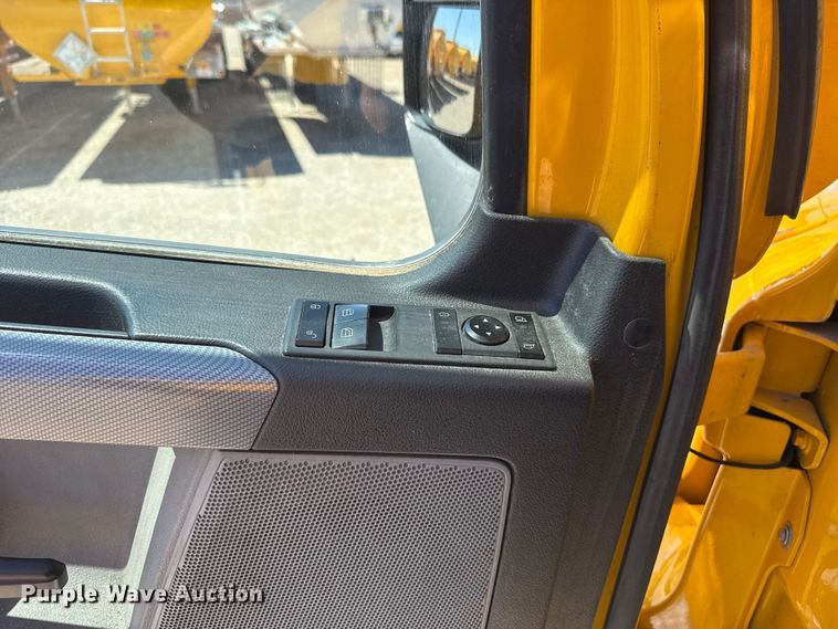 image for item ET6129 2021 Freightliner Cascadia 126 semi truck