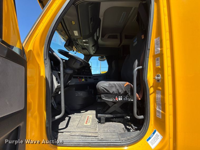 image for item ET6129 2021 Freightliner Cascadia 126 semi truck