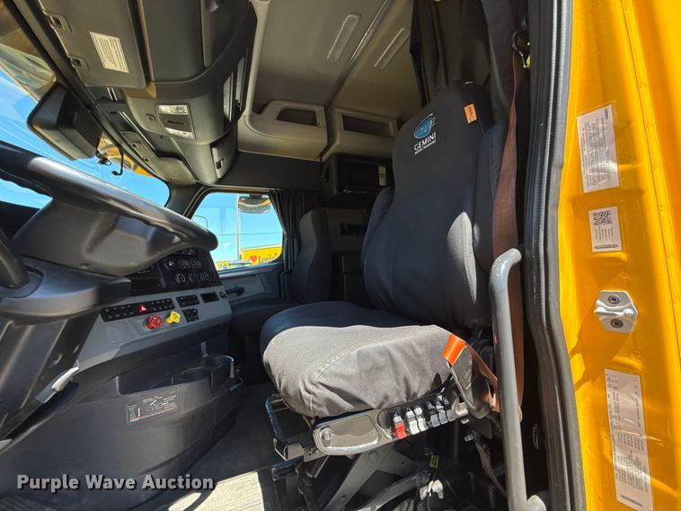 image for item ET6129 2021 Freightliner Cascadia 126 semi truck