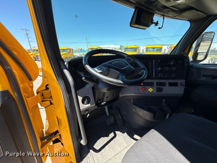 image for item ET6129 2021 Freightliner Cascadia 126 semi truck