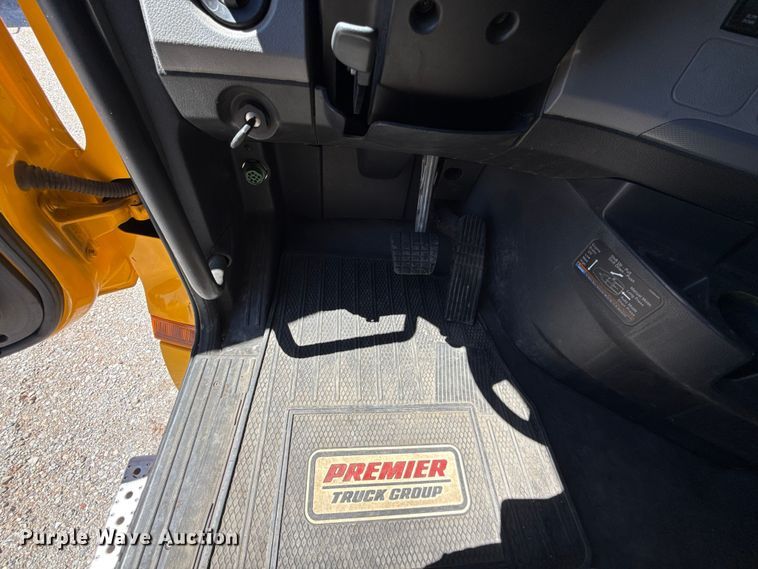 image for item ET6129 2021 Freightliner Cascadia 126 semi truck