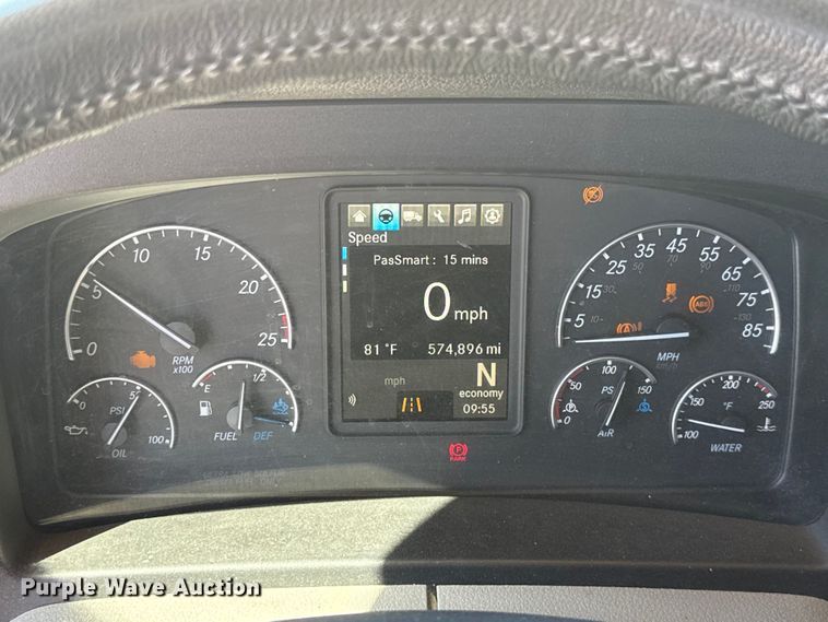 image for item ET6129 2021 Freightliner Cascadia 126 semi truck