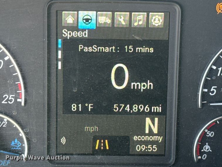 image for item ET6129 2021 Freightliner Cascadia 126 semi truck