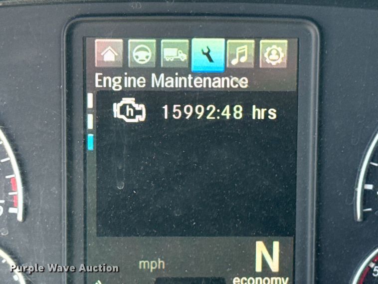 image for item ET6129 2021 Freightliner Cascadia 126 semi truck