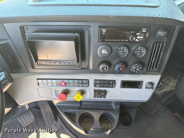 image for item ET6129 2021 Freightliner Cascadia 126 semi truck