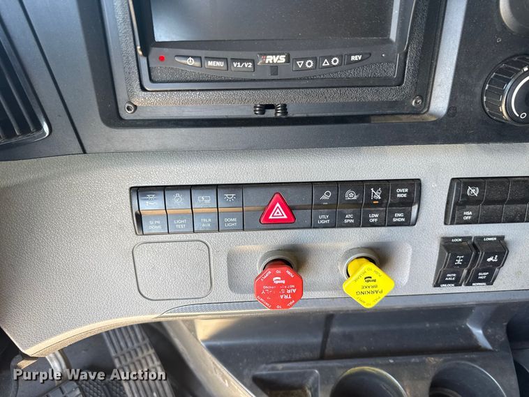 image for item ET6129 2021 Freightliner Cascadia 126 semi truck