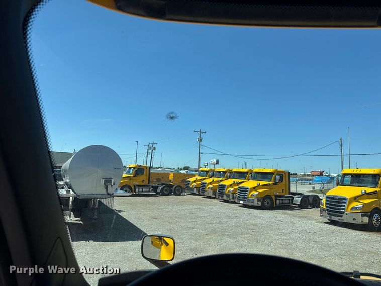 image for item ET6129 2021 Freightliner Cascadia 126 semi truck