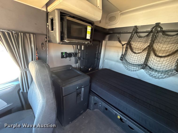 image for item ET6129 2021 Freightliner Cascadia 126 semi truck