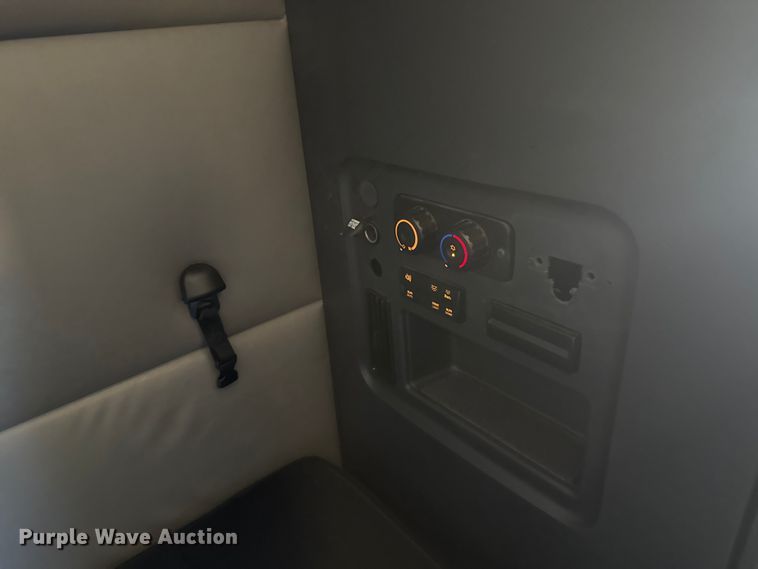 image for item ET6129 2021 Freightliner Cascadia 126 semi truck
