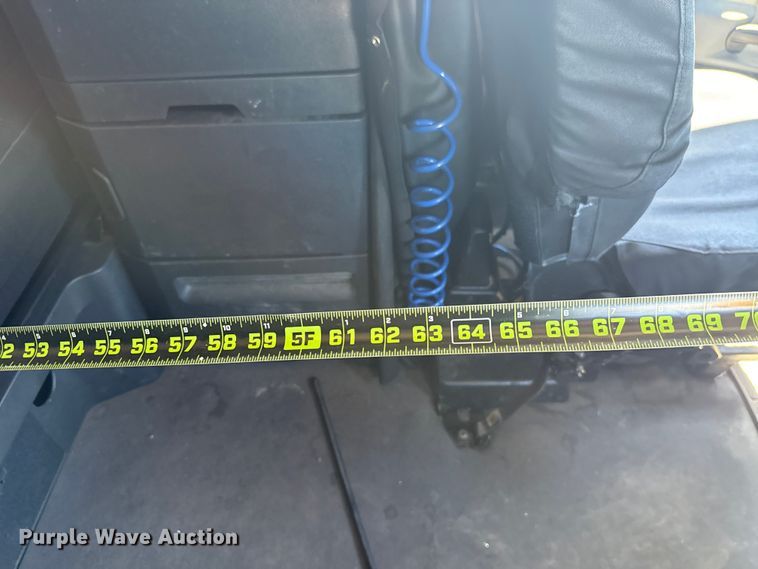 image for item ET6129 2021 Freightliner Cascadia 126 semi truck