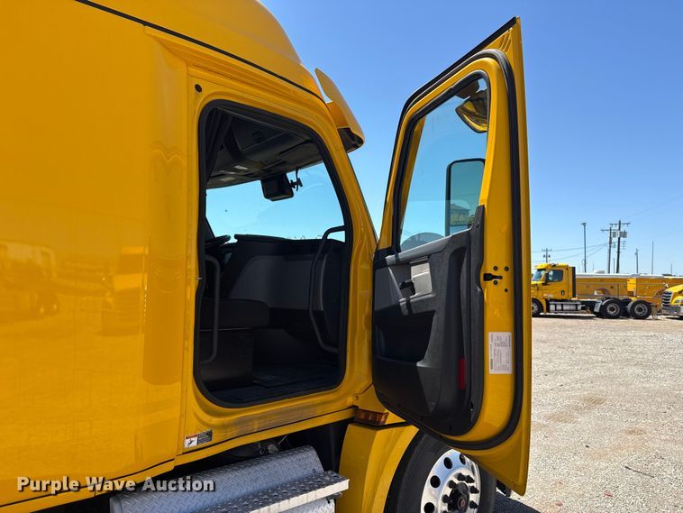 image for item ET6129 2021 Freightliner Cascadia 126 semi truck