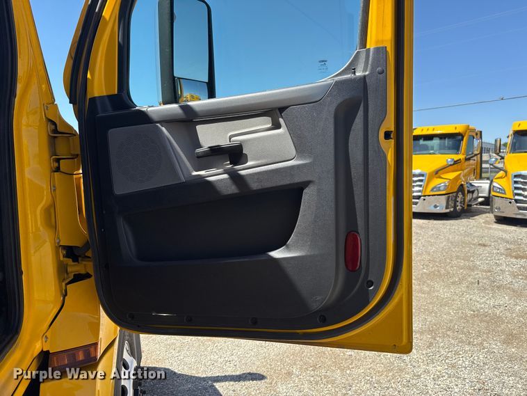 image for item ET6129 2021 Freightliner Cascadia 126 semi truck