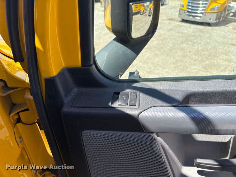 image for item ET6129 2021 Freightliner Cascadia 126 semi truck