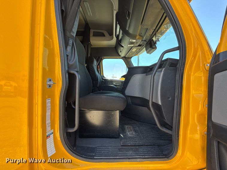 image for item ET6129 2021 Freightliner Cascadia 126 semi truck
