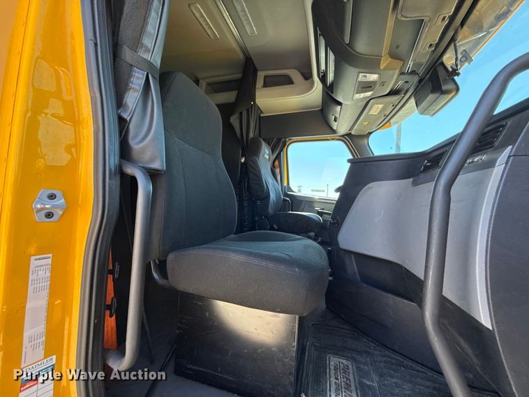 image for item ET6129 2021 Freightliner Cascadia 126 semi truck