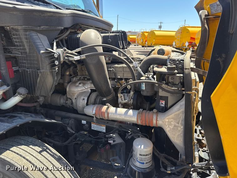 image for item ET6129 2021 Freightliner Cascadia 126 semi truck