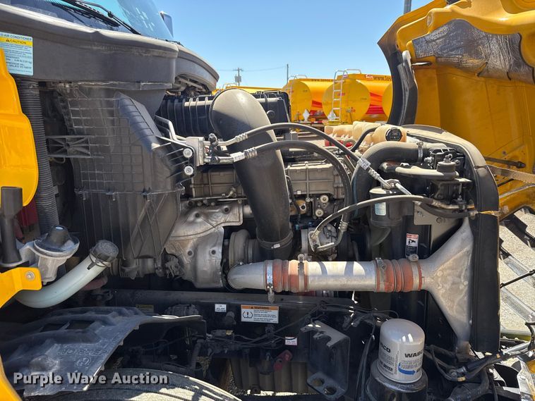 image for item ET6129 2021 Freightliner Cascadia 126 semi truck