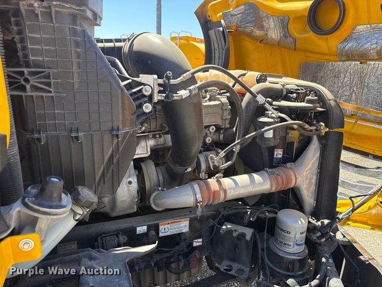 image for item ET6129 2021 Freightliner Cascadia 126 semi truck