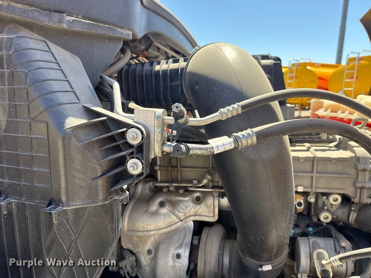 image for item ET6129 2021 Freightliner Cascadia 126 semi truck