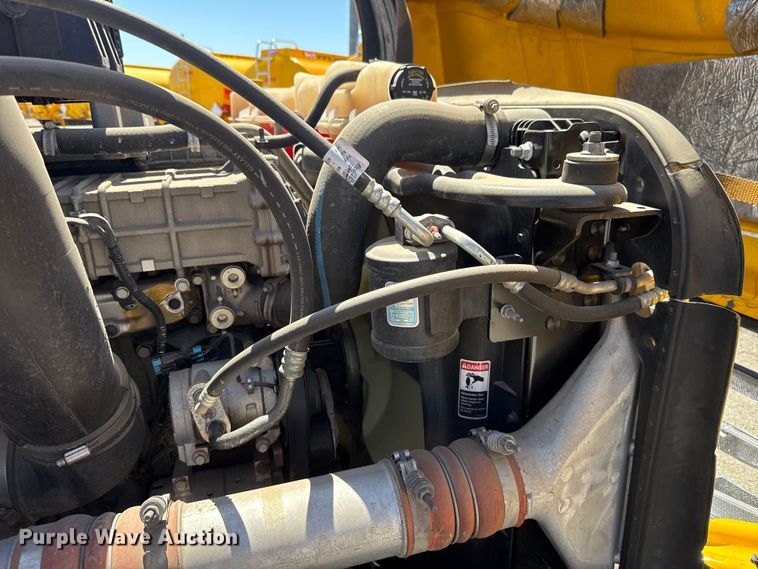 image for item ET6129 2021 Freightliner Cascadia 126 semi truck