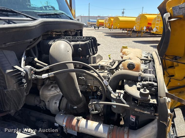image for item ET6129 2021 Freightliner Cascadia 126 semi truck