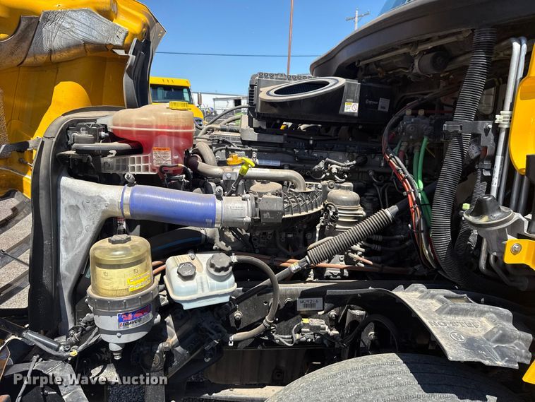 image for item ET6129 2021 Freightliner Cascadia 126 semi truck