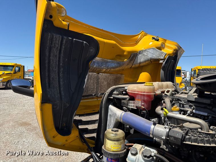 image for item ET6129 2021 Freightliner Cascadia 126 semi truck